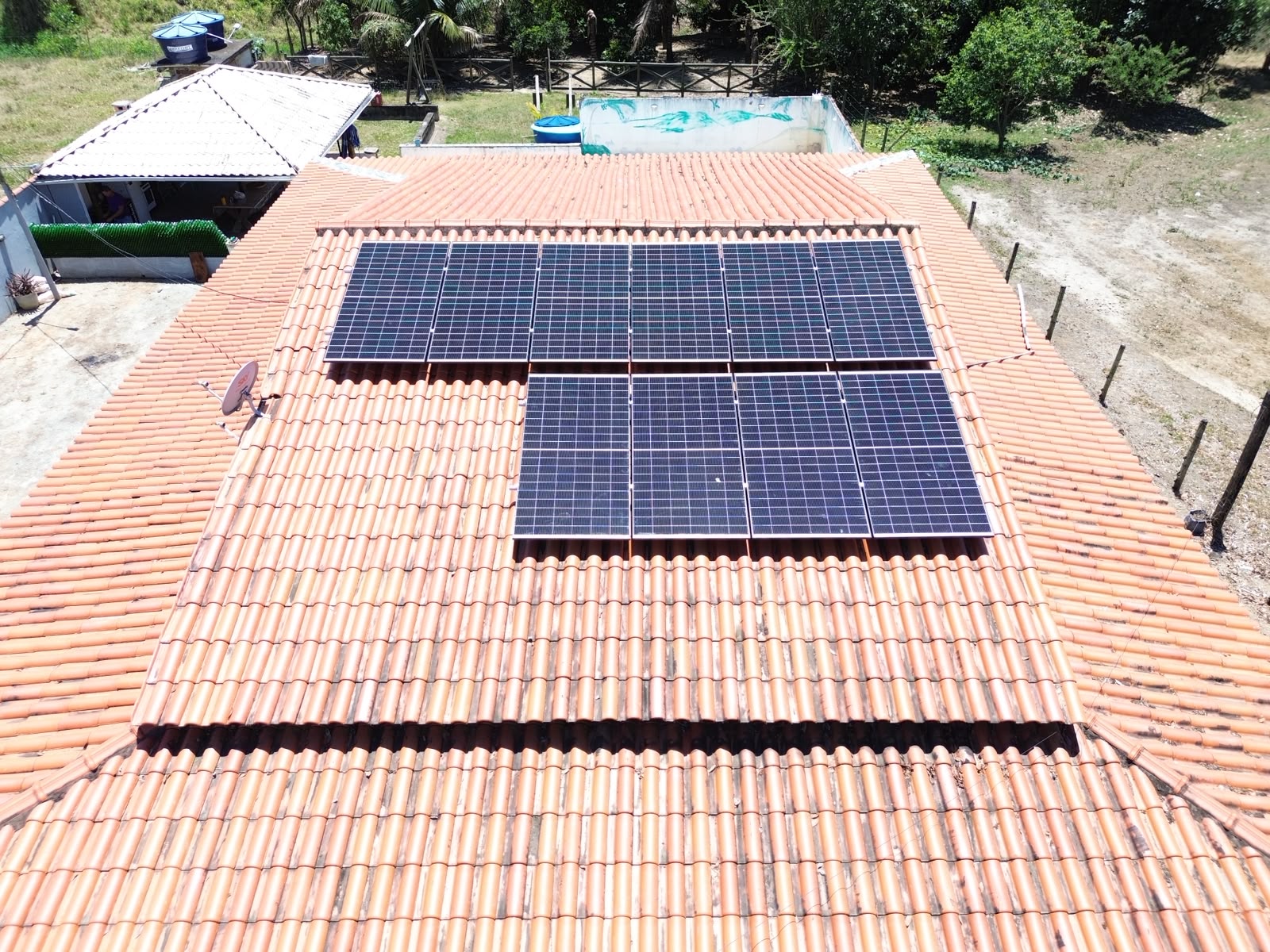 Painéis solares instalados em telhado amplo